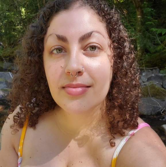 Meet your Posher, Hannah - Picture 1 of 4